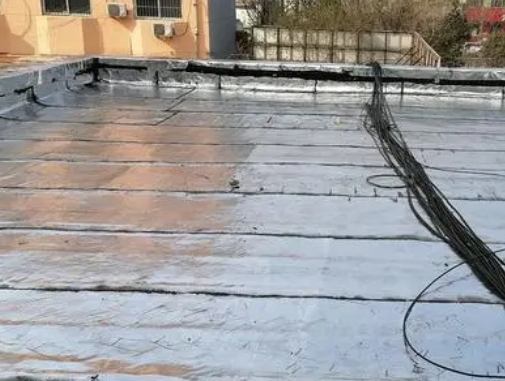 复兴卫生间漏水维修公司分享下复兴屋面楼顶防水刚性防水层施工要点。
